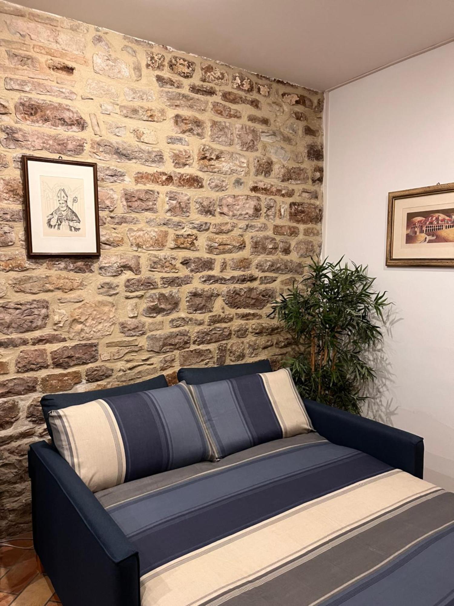 Casa Armanni - La Tua Casa Di Pietra Apartment Губио Екстериор снимка